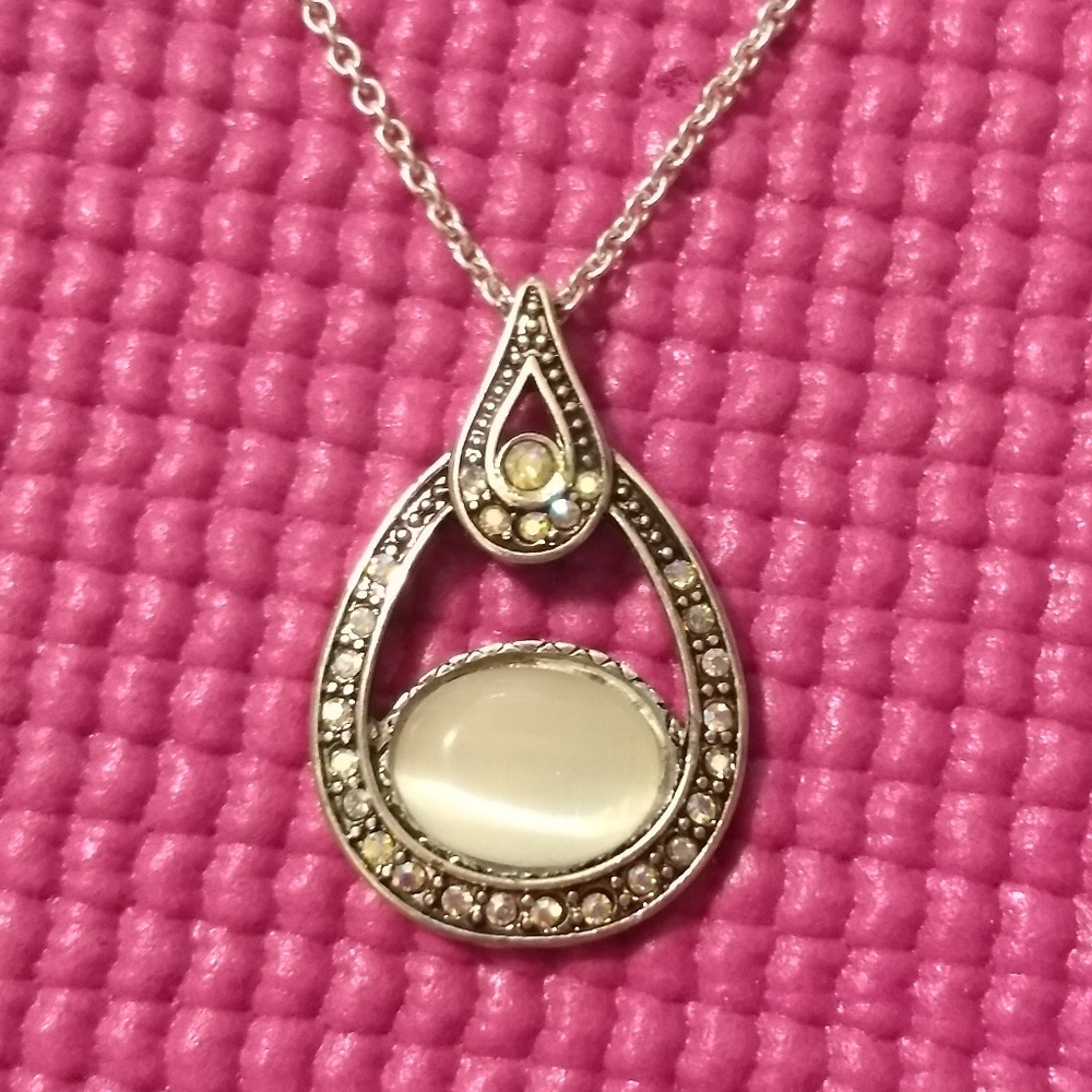 Beautiful silver necklace and earrings set - Picture 2 of 4